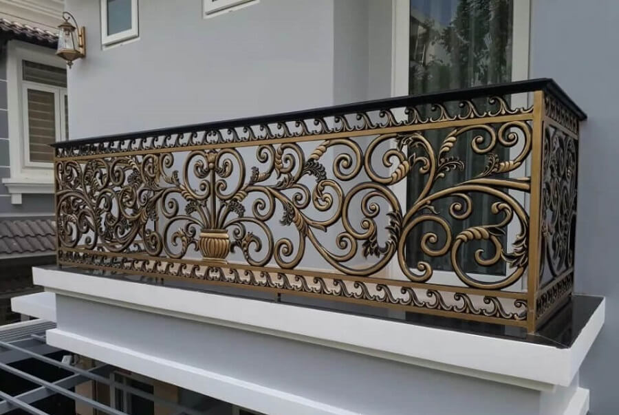 Mẫu thiết kế lan can sắt mỹ thuật ban công đẹp 2023 cho nhà phố biệt thự