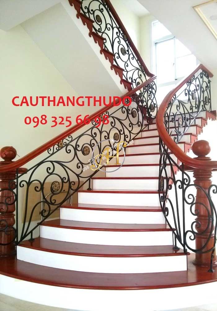 Mái kính sắt mỹ thuật đẹp cho biệt thự tân cổ điển