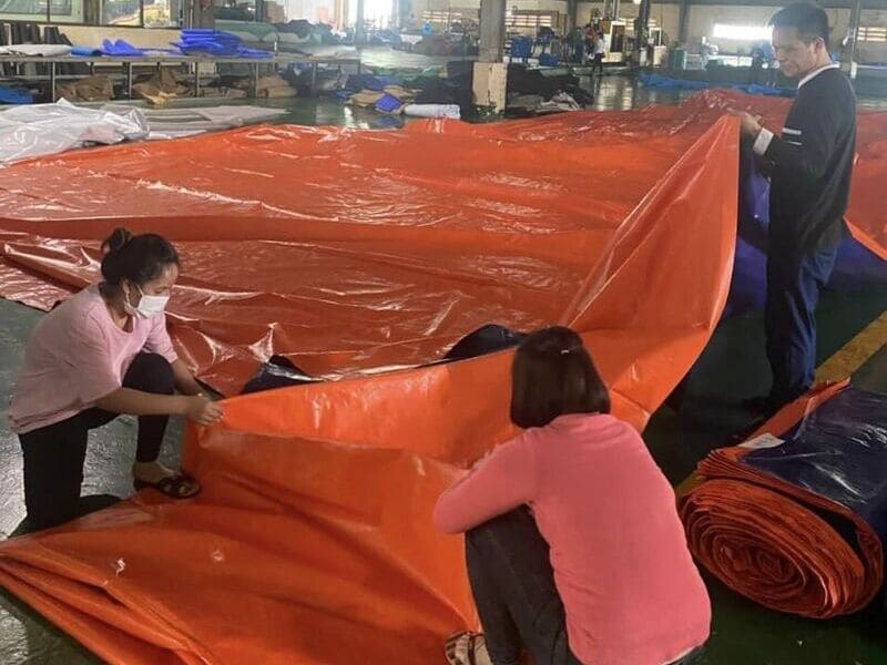 may bạt xanh cam tại xưởng