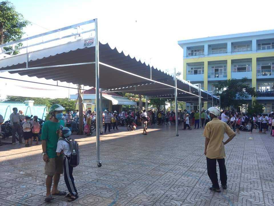 Mái xếp che sân trường